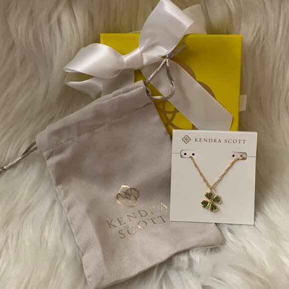 Kendra Scott Jewelry - KENDRA SCOTT Clover Crystal Pendant Necklace in Green/Gold